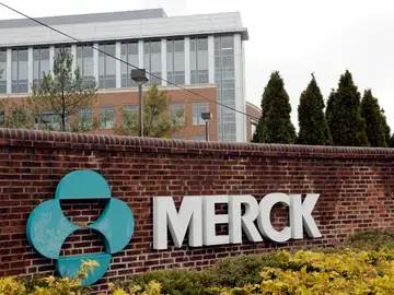 El logotipo de la compañía Merck &amp; Co. en su sede de Rahway, Nueva Jersey