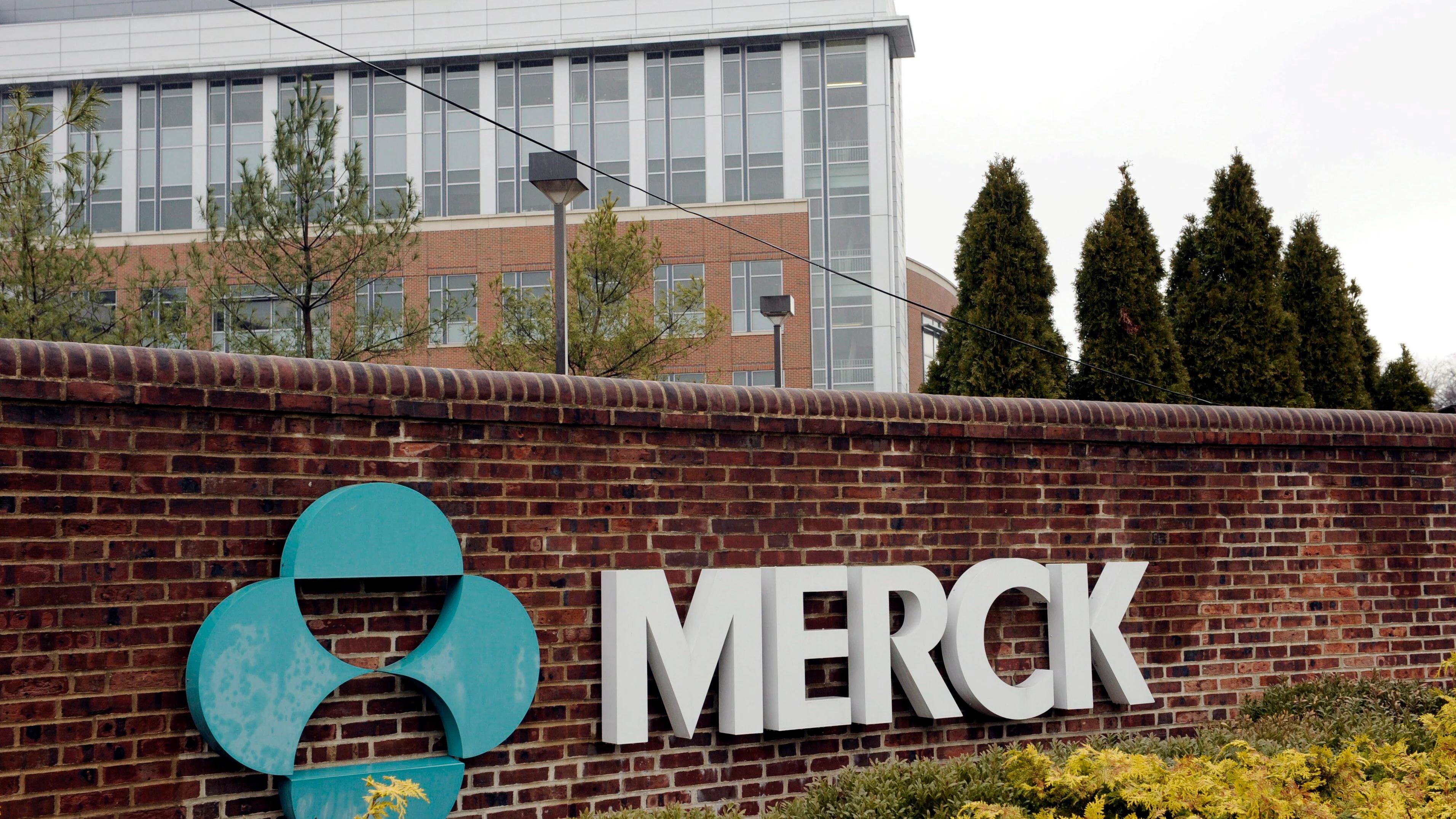 El logotipo de la compañía Merck & Co. en su sede de Rahway, Nueva Jersey