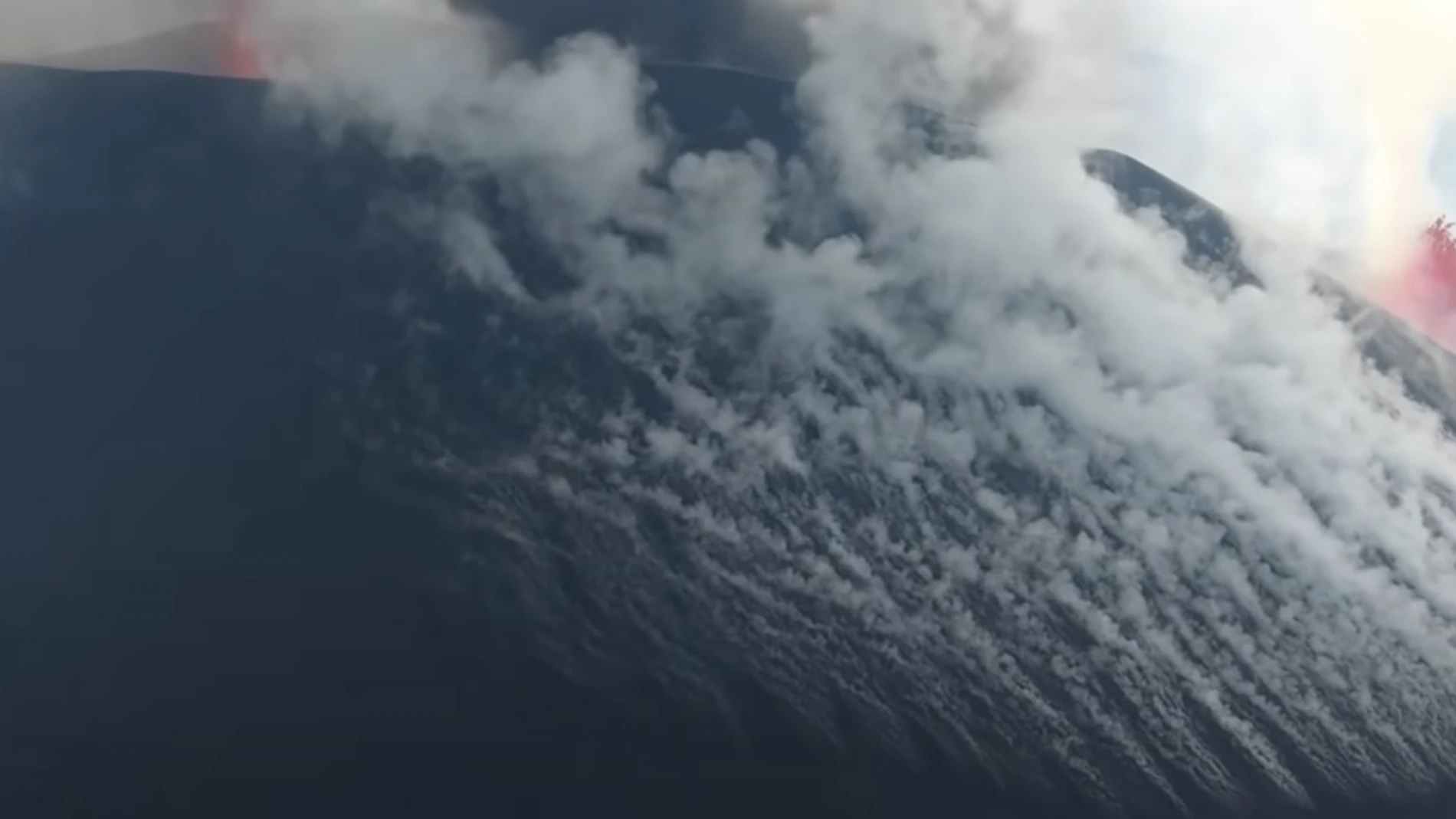 Imagen de las fumarolas que se han formado en el volcán de La Palma