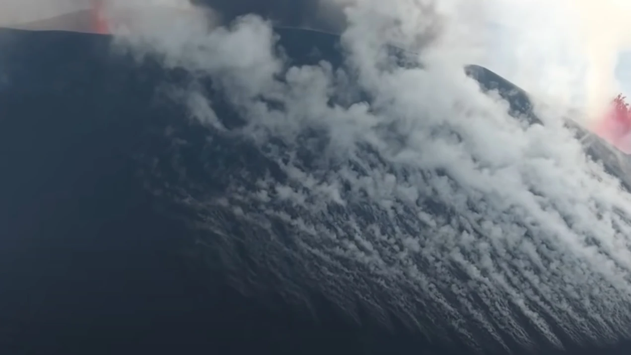 Imagen de las fumarolas que se han formado en el volcán de La Palma