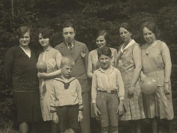 Eddie Jaku (centro derecha) con familiares, 1932. 