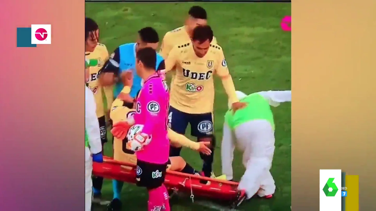 El surrealista enfado de un camillero con los futbolistas por su propia torpeza: así se cae de culo dentro de su camilla El surrealista enfado de un camillero con los futbolistas por su propia torpeza: así se cae de culo dentro de su camilla