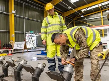Militares distribuyen gasolina en Reino Unido
