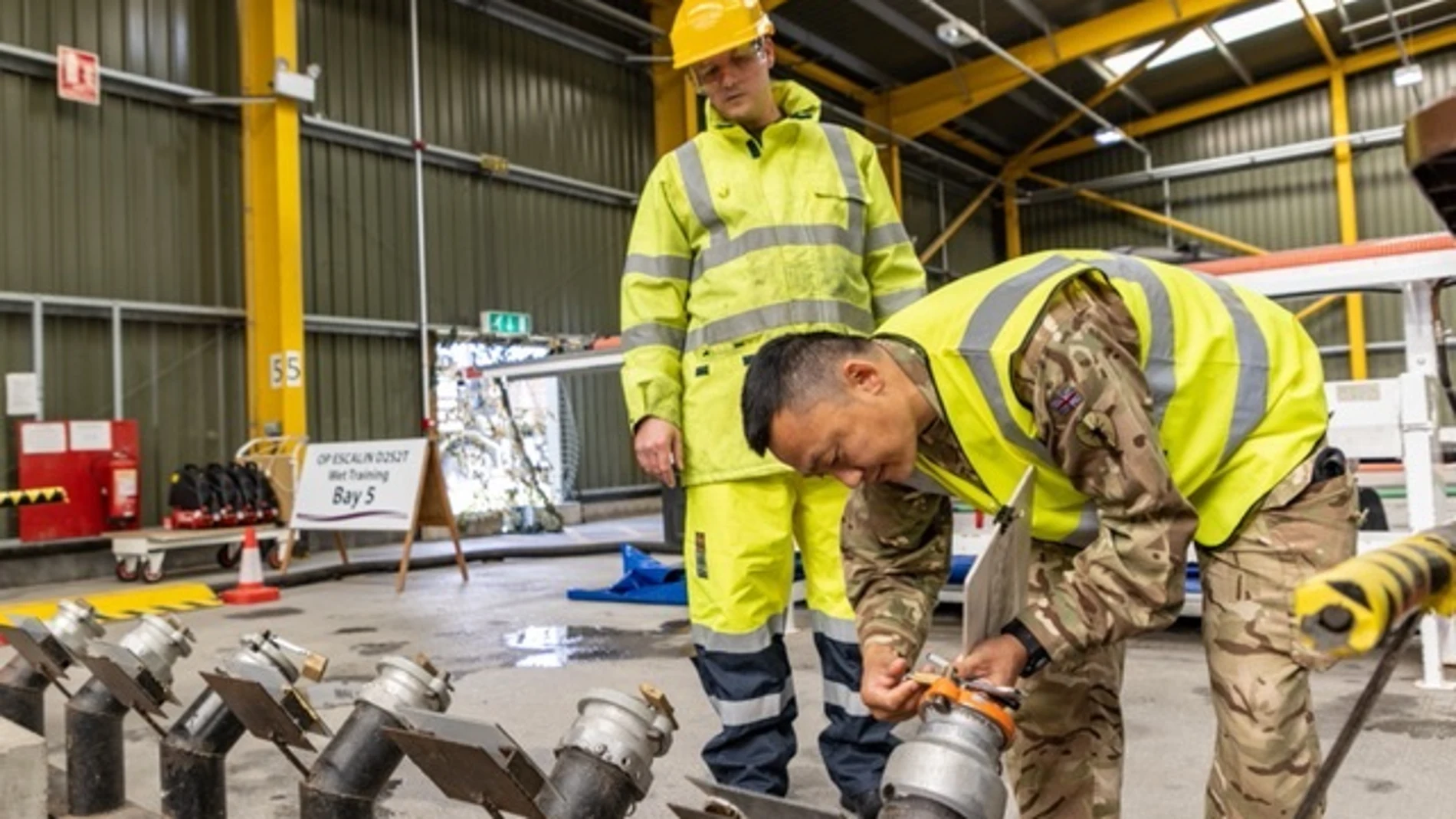 Militares distribuyen gasolina en Reino Unido