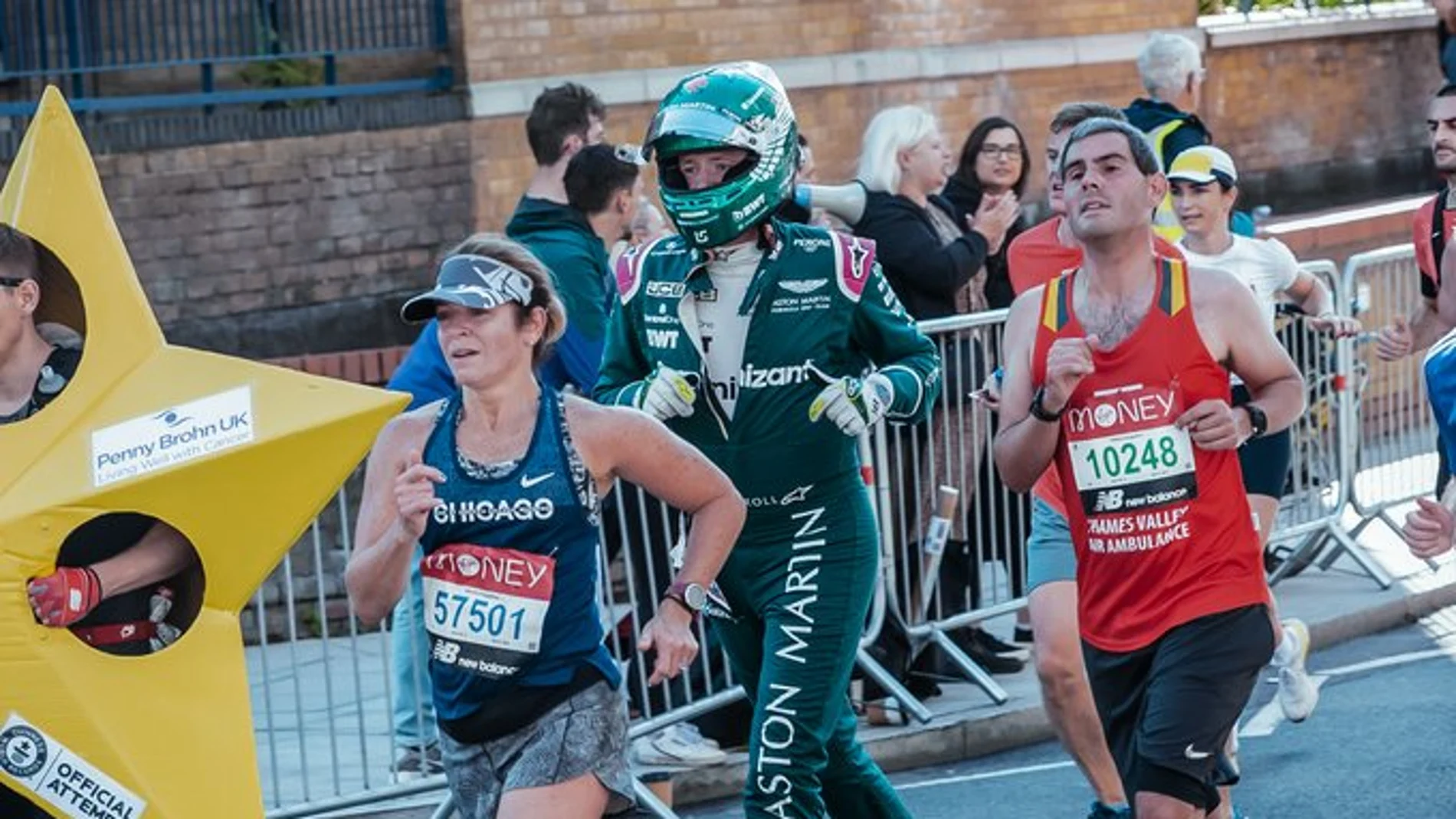 Un ingeniero de Aston Martin corre una maratón vestido por completo de  piloto