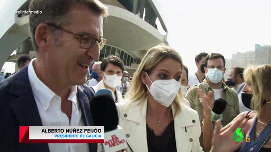 La carcajada de Feijóo ante la comprometedora pregunta de Andrea Ropero: "¿Qué le parece no estar en las quinielas?" La carcajada de Feijóo ante la comprometedora pregunta de Andrea Ropero: "¿Qué le parece no estar en las quinielas?"