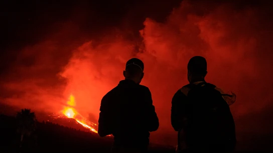 Dos jóvenes observan la erupción del volcán de La Palma desde la localidad de Tajuya, en el municipio de El Paso Dos jóvenes observan la erupción del volcán de La Palma desde la localidad de Tajuya, en el municipio de El Paso