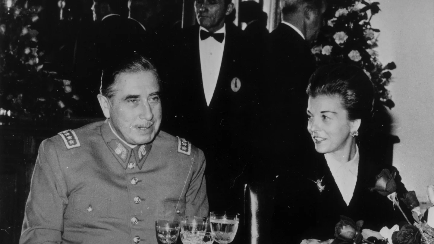 El dictador chileno Augusto Pinochet con la presidenta de Argentina, María Estela Martínez de Perón, en una cena en 1975. El dictador chileno Augusto Pinochet con la presidenta de Argentina, María Estela Martínez de Perón, en una cena en 1975.