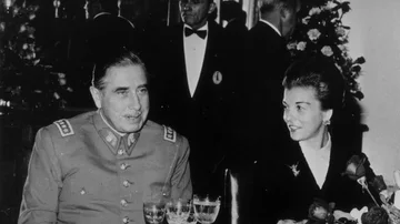 El dictador chileno Augusto Pinochet con la presidenta de Argentina, María Estela Martínez de Perón, en una cena en 1975. 
