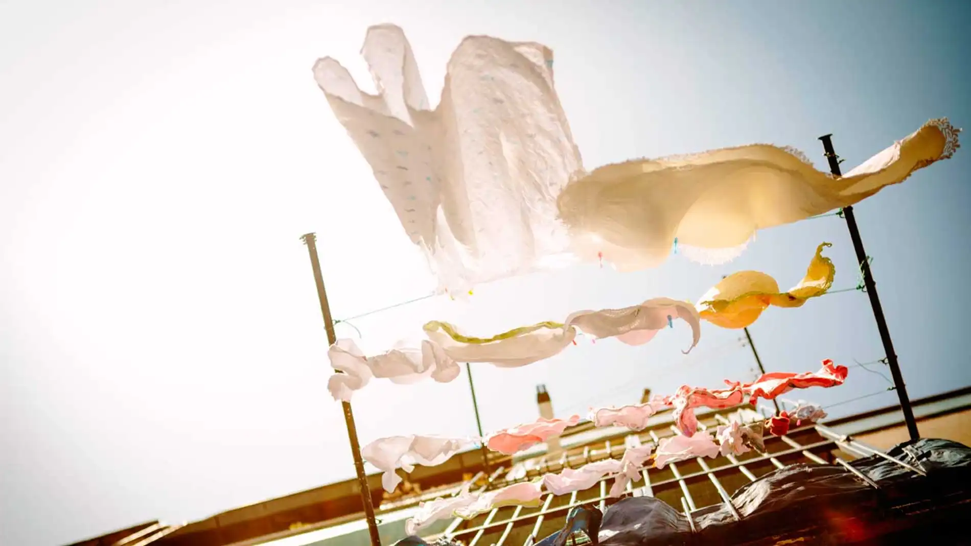 Tendederos eléctricos: la solución para secar la ropa en los días