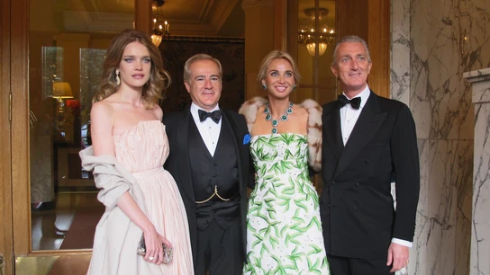 El empresario mexicano Allen Saginés-Krause, junto a Corinna Larsen en el centro de la foto. El empresario mexicano Allen Saginés-Krause, junto a Corinna Larsen en el centro de la foto.