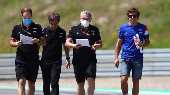 Fernando Alonso, junto a miembros del equipo Alpine Fernando Alonso, junto a miembros del equipo Alpine