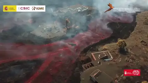 El volcán de La Palma expulsa rocas del tamaño de una vivienda El volcán de La Palma expulsa rocas del tamaño de una vivienda