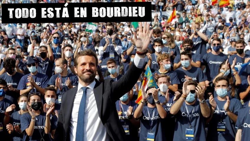 El presidente del PP, Pablo Casado, saluda a los militantes