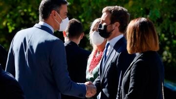 Pedro Sánchez saluda al líder del PP, Pablo Casado