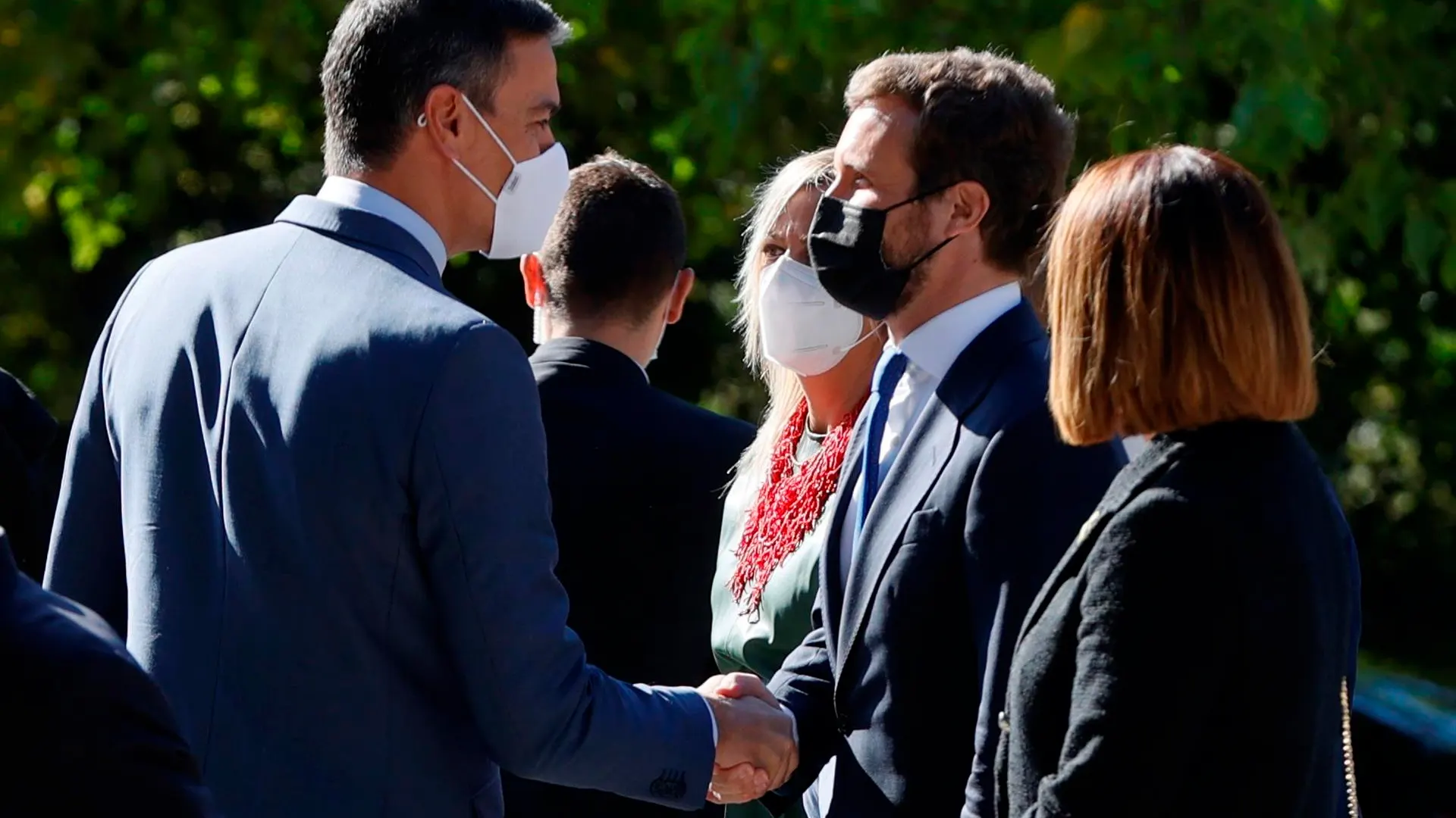 Pedro Sánchez saluda al líder del PP, Pablo Casado