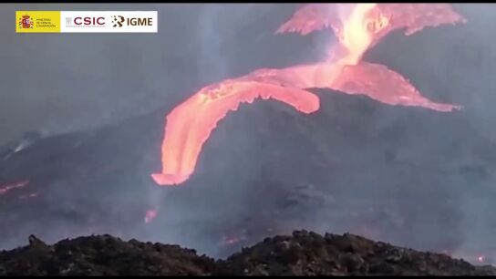 La colada se desborda en el cono principal del volcán de La Palma