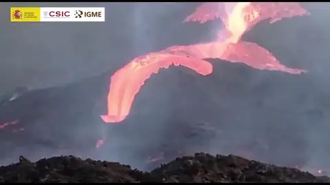 La colada se desborda en el cono principal del volcán de La Palma La colada se desborda en el cono principal del volcán de La Palma