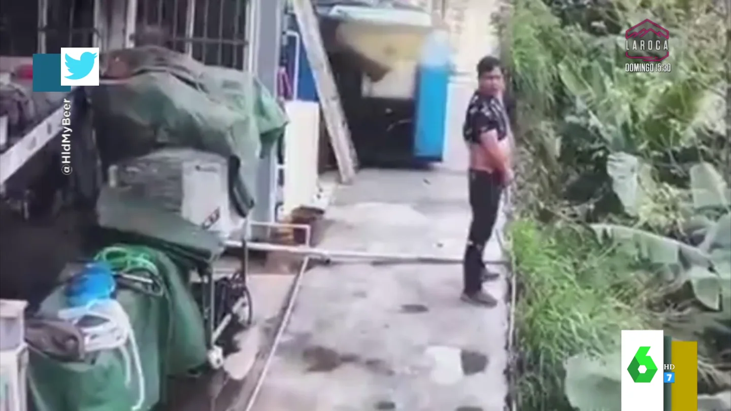 El tortazo viral de un hombre mientras orinaba en plena calle El tortazo viral de un hombre mientras orinaba en plena calle