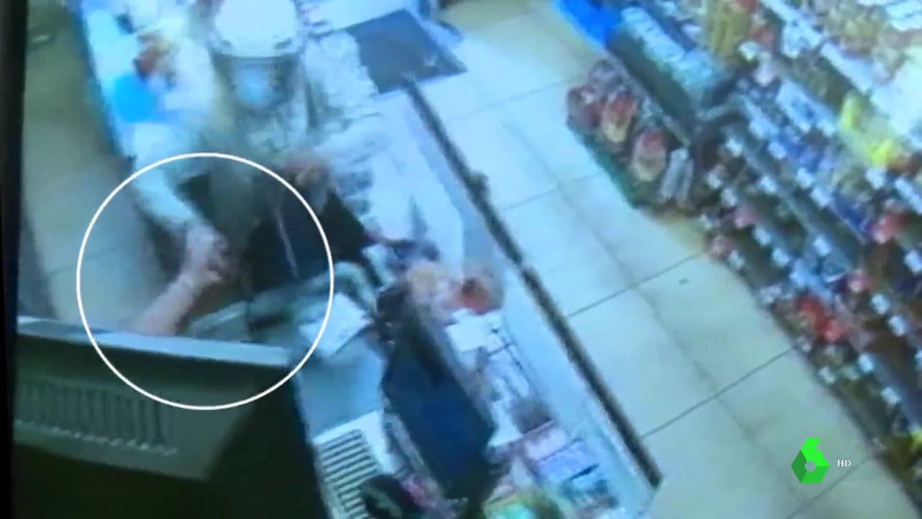 Una cajera de supermercado frustra un atraco abalanzándose sobre el ladrón y le obliga a salir huyendo