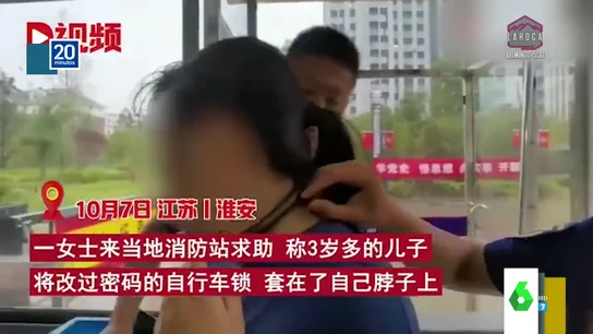 Mujer con un candado en el cuello en China Mujer con un candado en el cuello en China