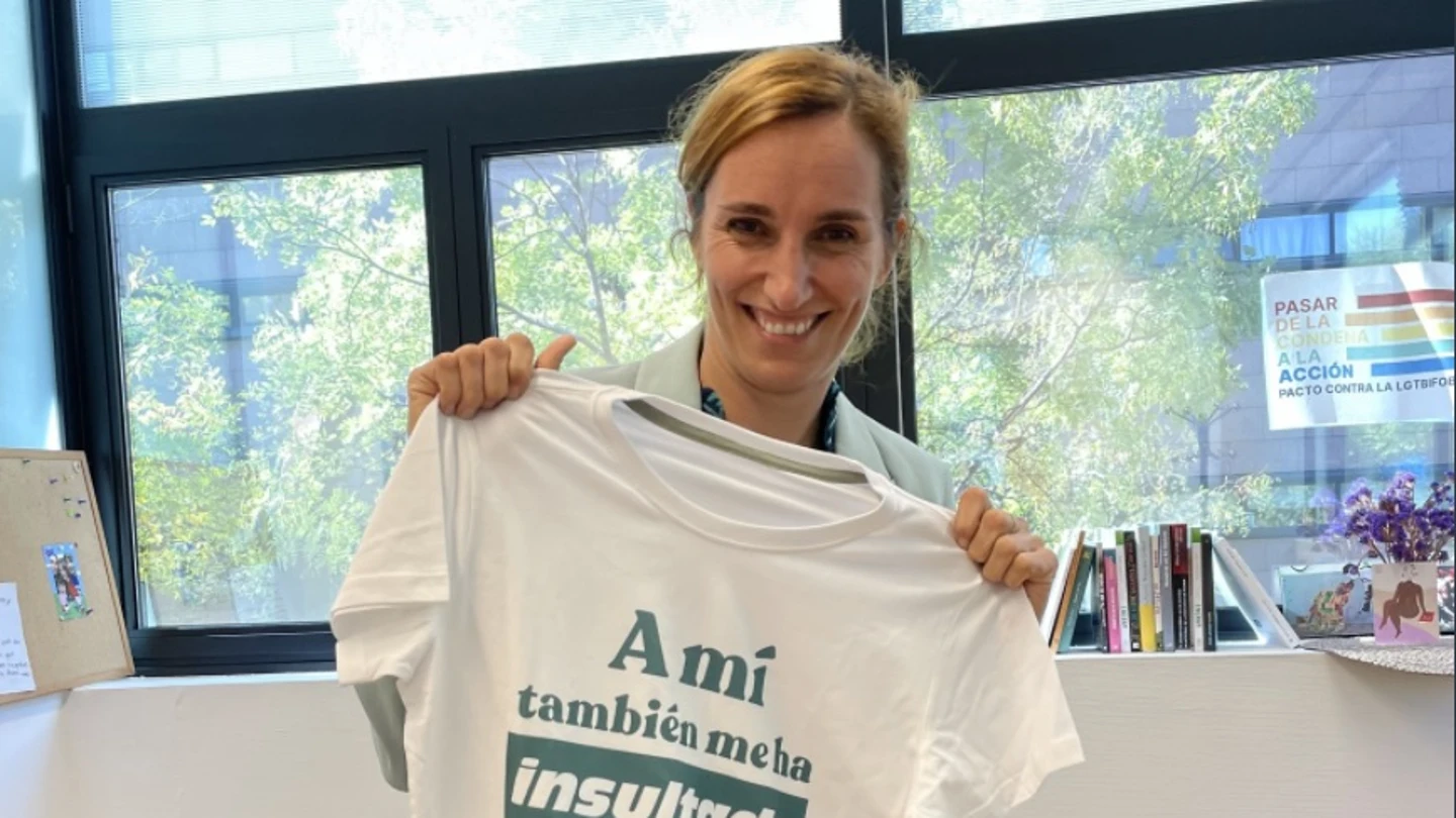 Mónica García posa con la camiseta de 'A mí también me ha insultado Ayuso, ¿y a ti?' Mónica García posa con la camiseta de 'A mí también me ha insultado Ayuso, ¿y a ti?'