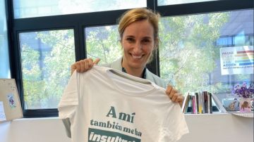 Mónica García posa con la camiseta de 'A mí también me ha insultado Ayuso, ¿y a ti?'