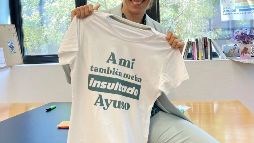 Mónica García posa con la camiseta de 'A mí también me ha insultado Ayuso, ¿y a ti?'