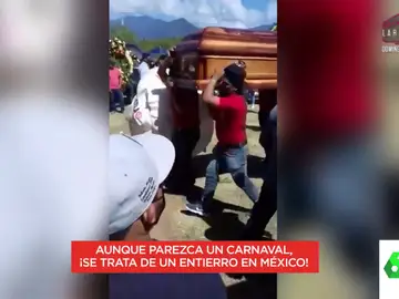El surrealista funeral con charanga y disfraces para despedir a un empresario mexicano