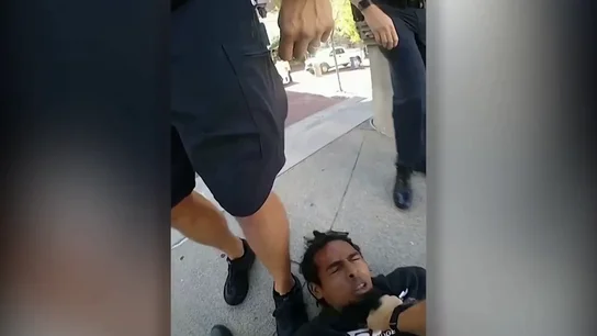 Nuevo caso de brutalidad policial en EEUU: un agente pisotea salvajemente a un hombre negro esposado Nuevo caso de brutalidad policial en EEUU: un agente pisotea salvajemente a un hombre negro esposado