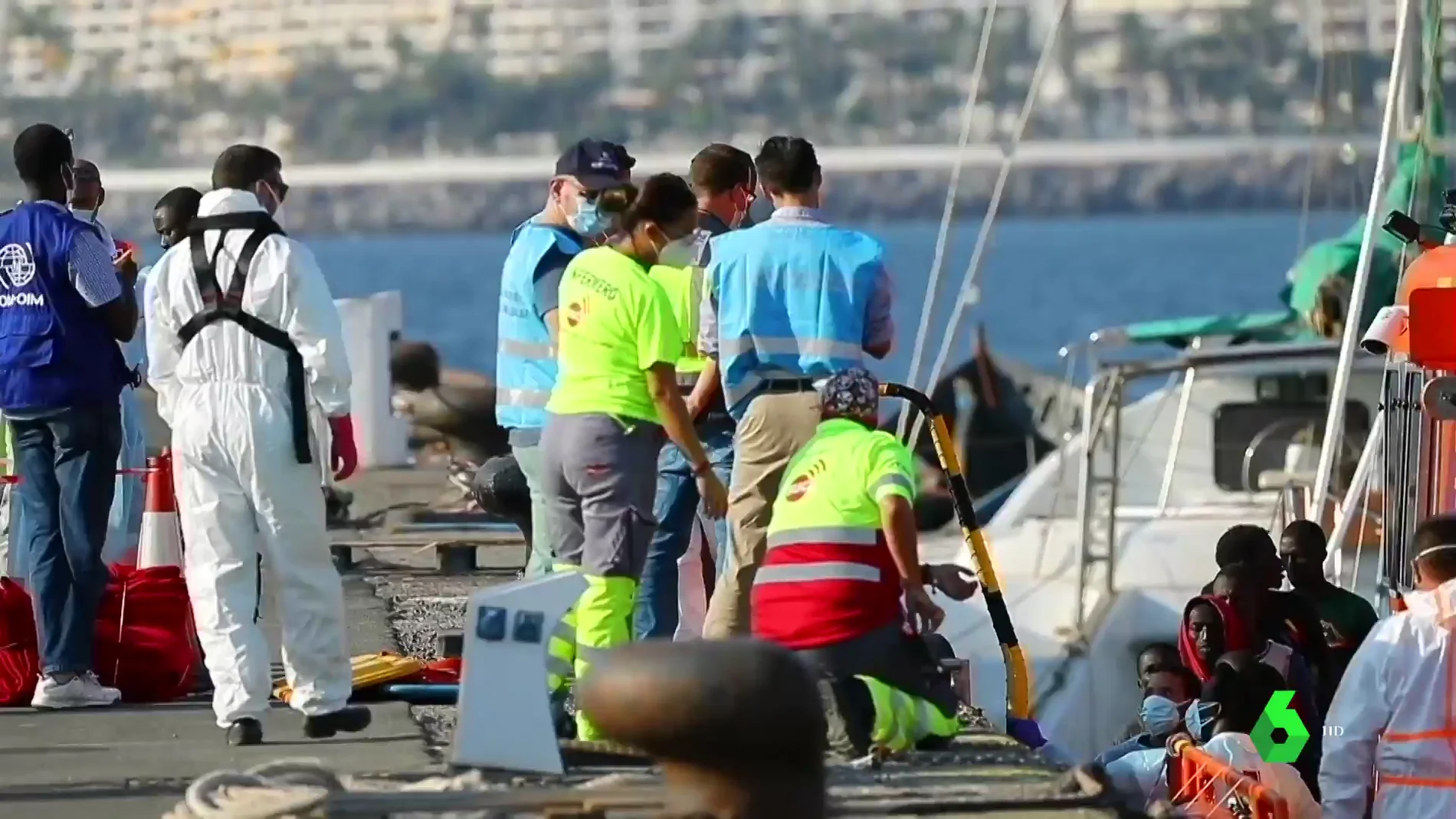Miembros de Salvamento ayudan a un grupo de migrantes a desembarcar
