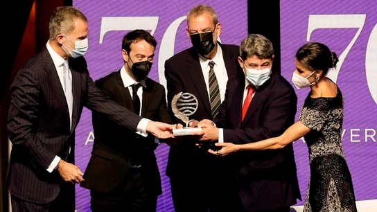 El Planeta 2021 premia a 'La Bestia' de Carmen Mola y revela los tres hombres que hay detrás del pseudónimo El Planeta 2021 premia a 'La Bestia' de Carmen Mola y revela los tres hombres que hay detrás del pseudónimo