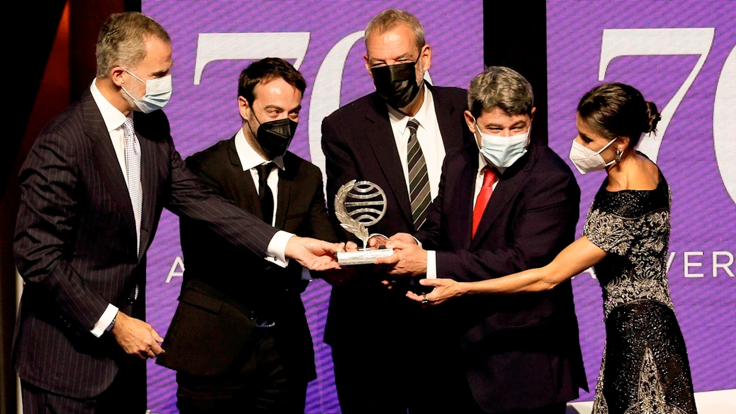 El Planeta 2021 premia a 'La Bestia' de Carmen Mola y revela los tres hombres que hay detrás del pseudónimo El Planeta 2021 premia a 'La Bestia' de Carmen Mola y revela los tres hombres que hay detrás del pseudónimo