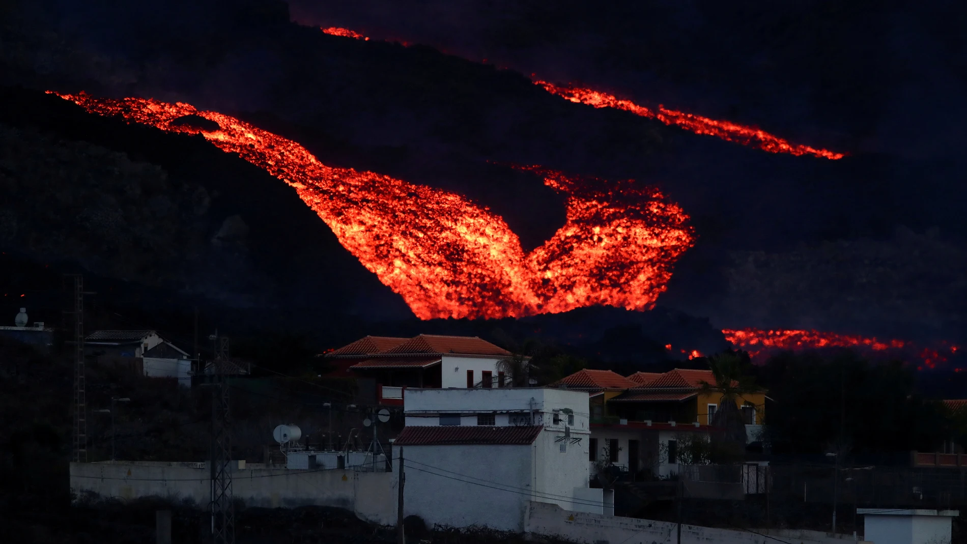 Un tsunami de lava emerge del volcán de La Palma