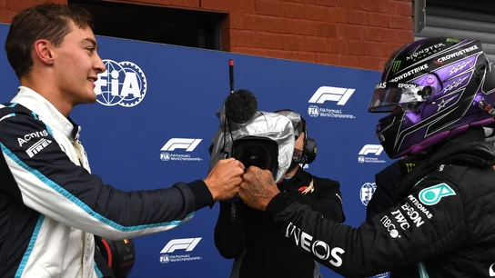 Russell y Hamilton se saludan Russell y Hamilton se saludan