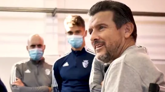 Unzué, con la plantilla de Osasuna Unzué, con la plantilla de Osasuna