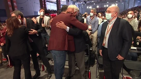 El abrazo entre Pedro Sánchez y Felipe González en el Congreso del PSOE El abrazo entre Pedro Sánchez y Felipe González en el Congreso del PSOE