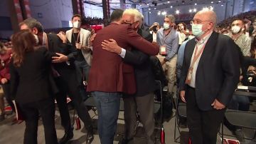 El abrazo entre Pedro Sánchez y Felipe González en el Congreso del PSOE