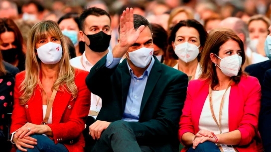 Pedro Sanchez, en la imagen, junto a su mujer Begoña Gomez (i) y a la vicesecretaria del partido, Adriana Lastra (d) Pedro Sanchez, en la imagen, junto a su mujer Begoña Gomez (i) y a la vicesecretaria del partido, Adriana Lastra (d)