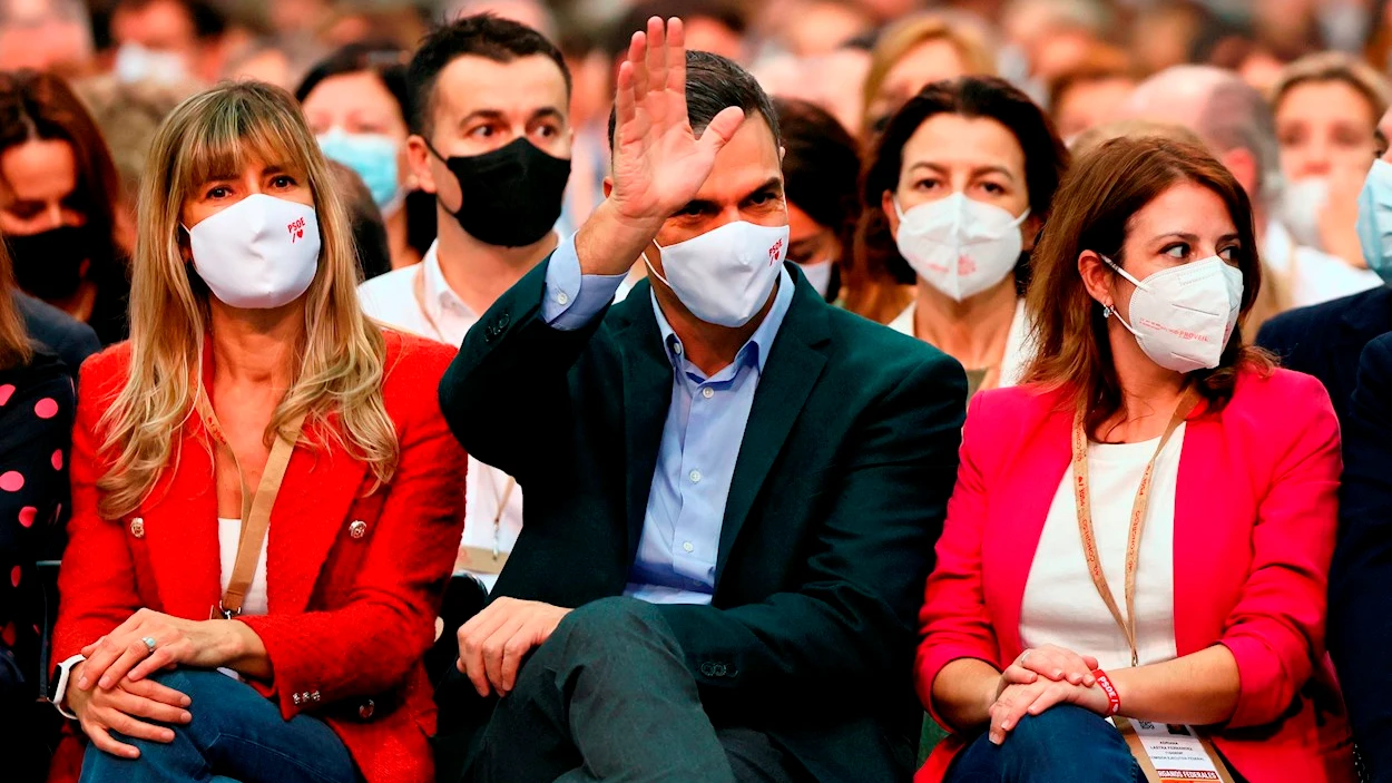 Pedro Sanchez, en la imagen, junto a su mujer Begoña Gomez (i) y a la vicesecretaria del partido, Adriana Lastra (d)