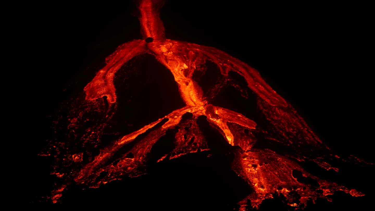 Imagen nocturna del volcán de La Palma Imagen nocturna del volcán de La Palma