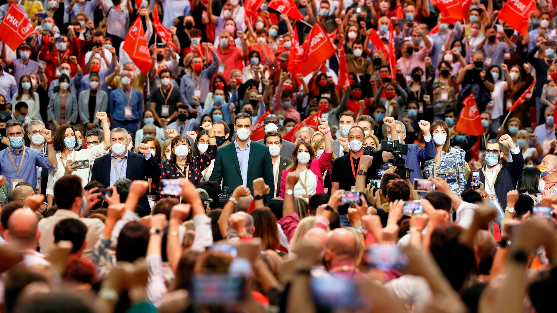 Pedro Sánchez, rodeado de la nueva Ejecutiva del PSOE