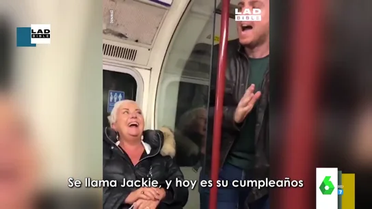 La broma de un joven a su madre en pleno Metro de Londres: hace que todo el vagón le cante 'Cumleaños feliz' La broma de un joven a su madre en pleno Metro de Londres: hace que todo el vagón le cante 'Cumleaños feliz'