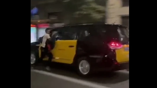 Un ladrón, arrastrado por un taxi en Barcelona: el pilló los dedos con la ventanilla cuando trataba de robarle Un ladrón, arrastrado por un taxi en Barcelona: el pilló los dedos con la ventanilla cuando trataba de robarle