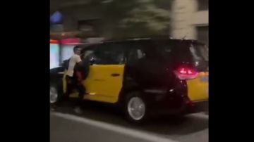 Un ladrón, arrastrado por un taxi en Barcelona: el pilló los dedos con la ventanilla cuando trataba de robarle