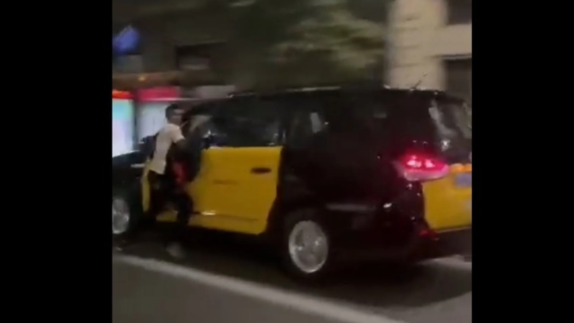 Un ladrón, arrastrado por un taxi en Barcelona: el pilló los dedos con la ventanilla cuando trataba de robarle