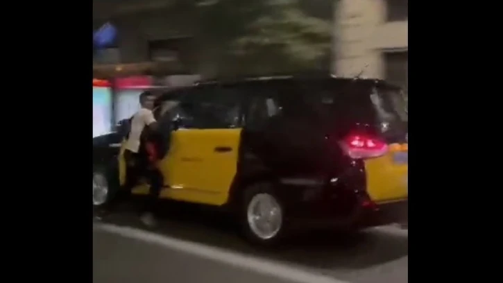 Un ladrón, arrastrado por un taxi en Barcelona: el pilló los dedos con la ventanilla cuando trataba de robarle