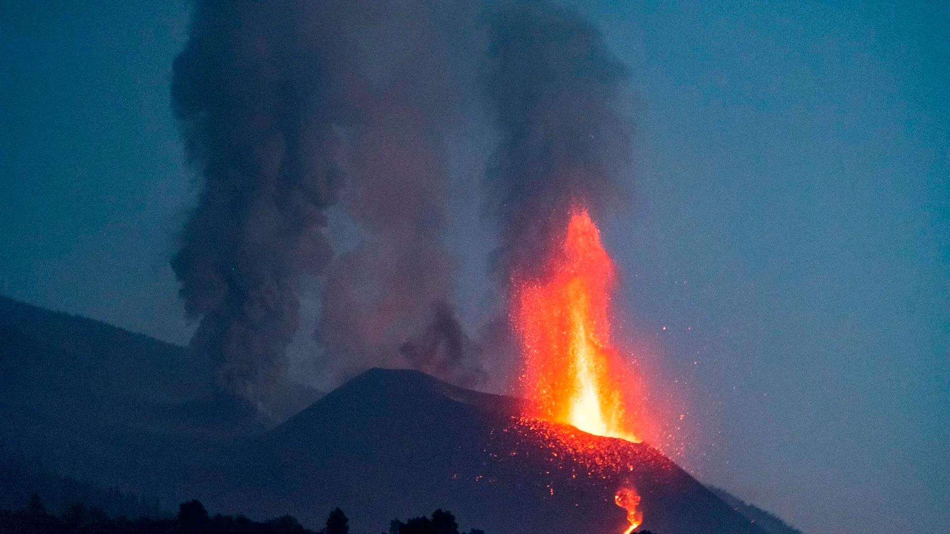 Imagen del volcán en erupción visto desde la localidad de El Paso