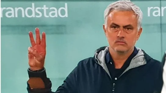 Gesto lleno de polémica de Mourinho dirigido a la afición Gesto lleno de polémica de Mourinho dirigido a la afición