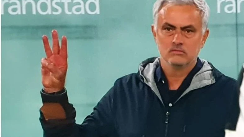 Gesto lleno de polémica de Mourinho dirigido a la afición